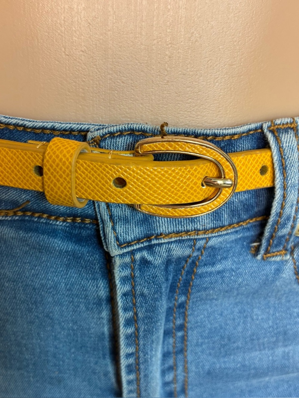 White House Black Market Womens belt Sz M leather yellow thin preppy minimalist